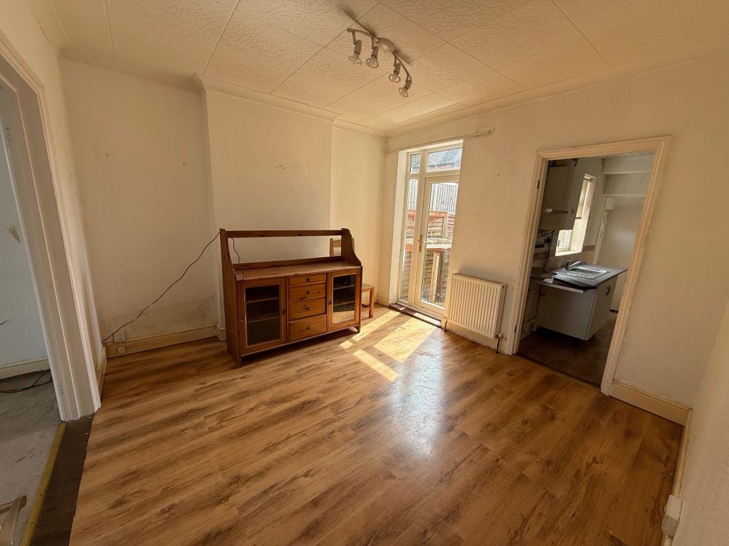 Lot: 139 - END-TERRACE HOUSE FOR IMPROVEMENT - Dining Room with door to garden and access to kitchen